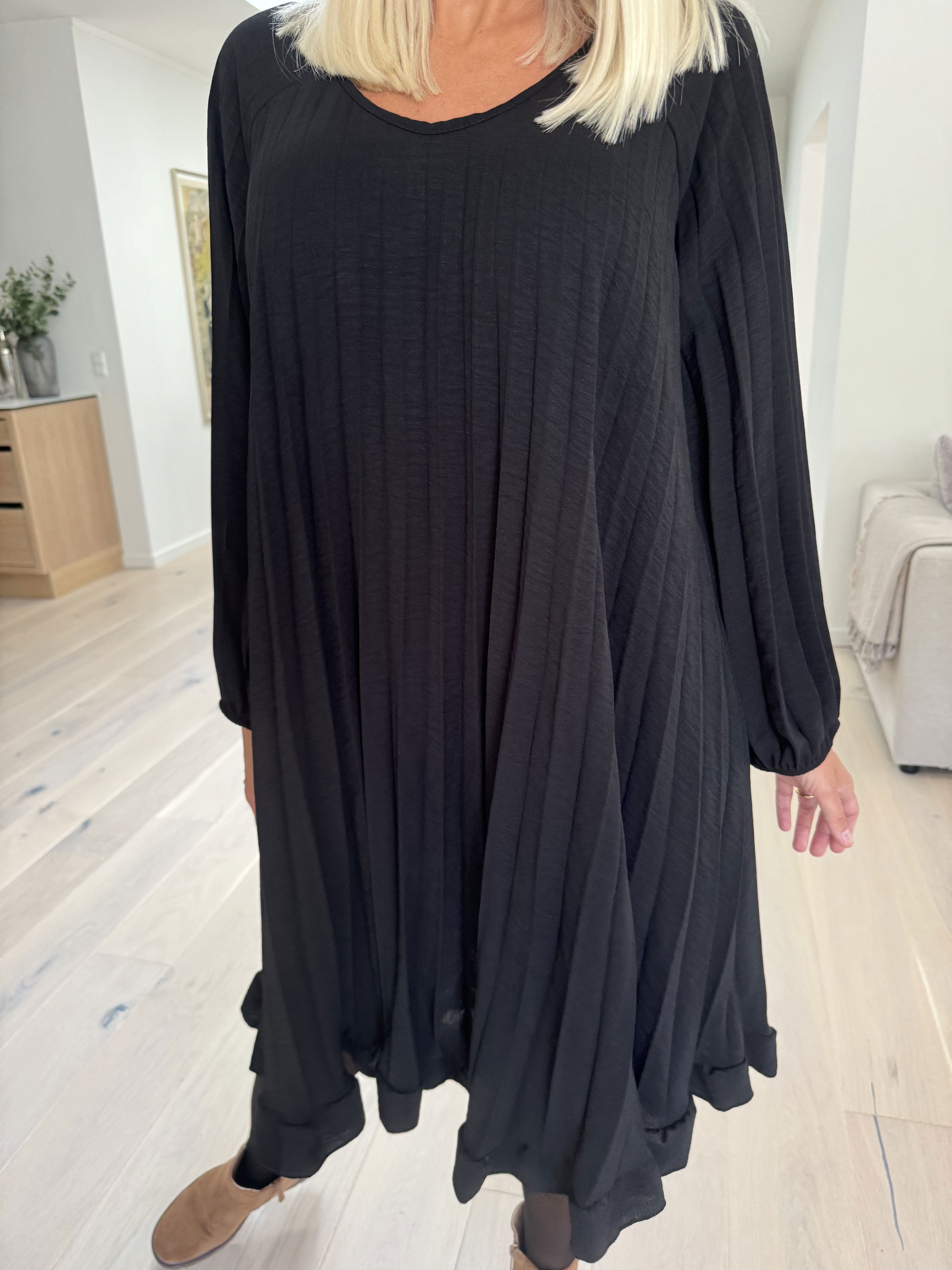 Santorini Dress - Söt långärmad klänning med veck